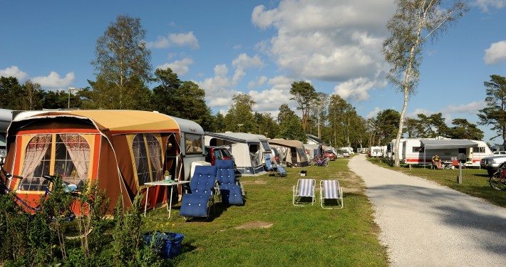 En av gågatorna på strandcampingen